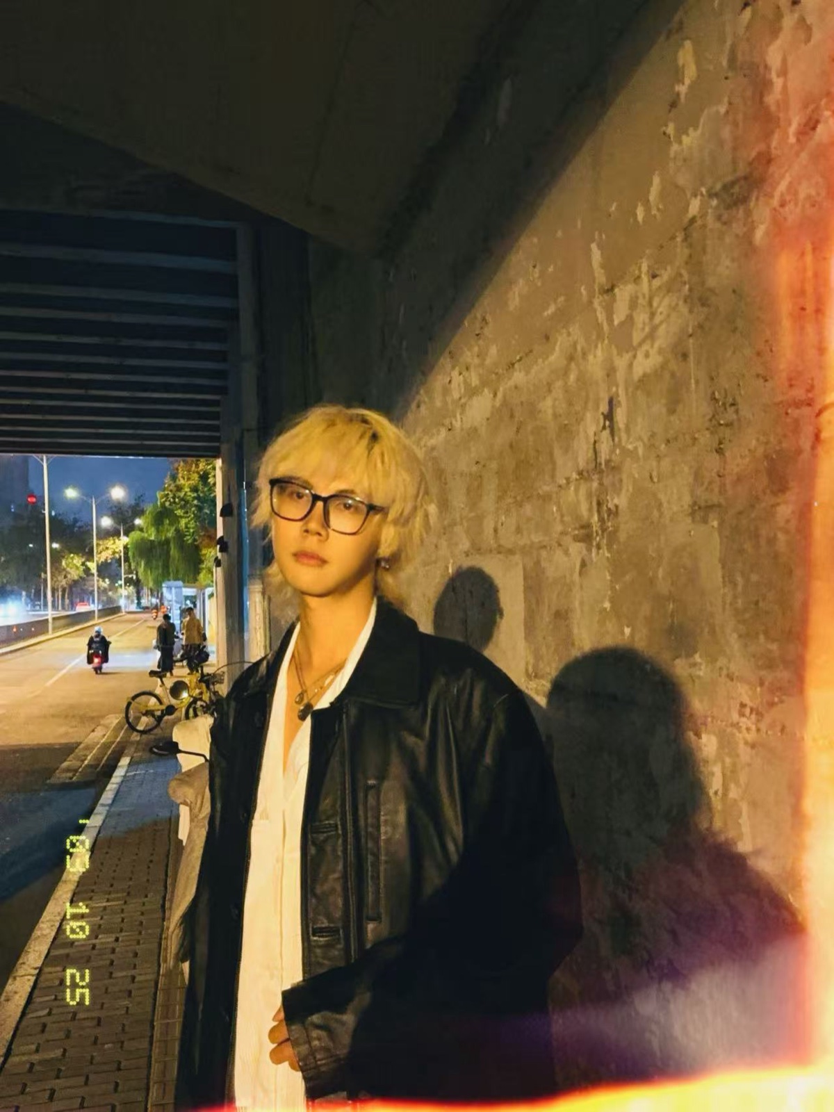 芶康淳在武汉街头的夜景肖像